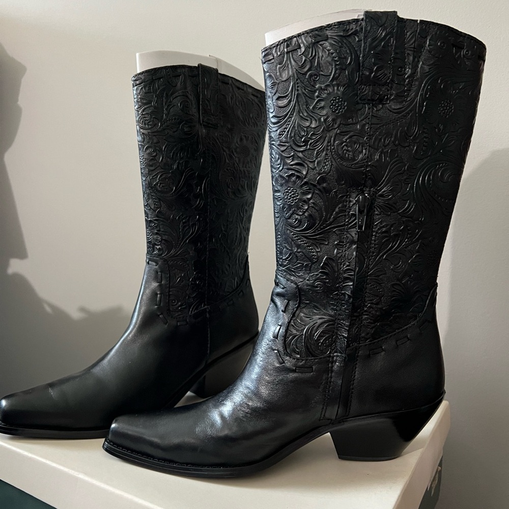 New with tags black boots